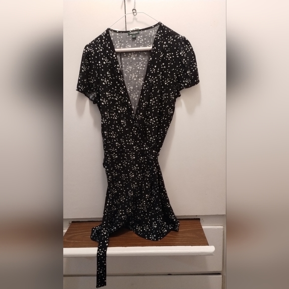 👜GUC Wild Fable Jrs Small Wrap Mini Dress Black w/White‎ Stars V-Neck - Picture 1 of 9